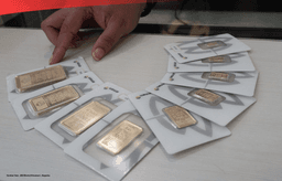 Harga emas batangan 24 karat Antam kembali turun pada perdagangan hari ini./(Sumber Foto: JIBI/Bisnis/Himawan L Nugraha)