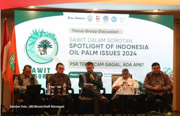 Irsad Kepala Perwakilan Bisnis Indonesia Sumut-Aceh (tengah) memandu jalannya Focus Group Discussion Spotlight of Indonesia Oil Palm Issues 2024 yang dihadiri Ketua Umum Gapki Eddy Martono (kedua kiri), Head of BIRC Setyardi Widodo (kiri), Perwakilan Kanwil BPN Sumut Rasmon Sinamo (kedua dari kanan), dan Manuel Edison Ano Asisten Kemitraan Sawit Rakyat PTPN IV Regional I di Medan, Rabu (13/11)./(Sumber foto: JIBI/Delfi Rismayeti)