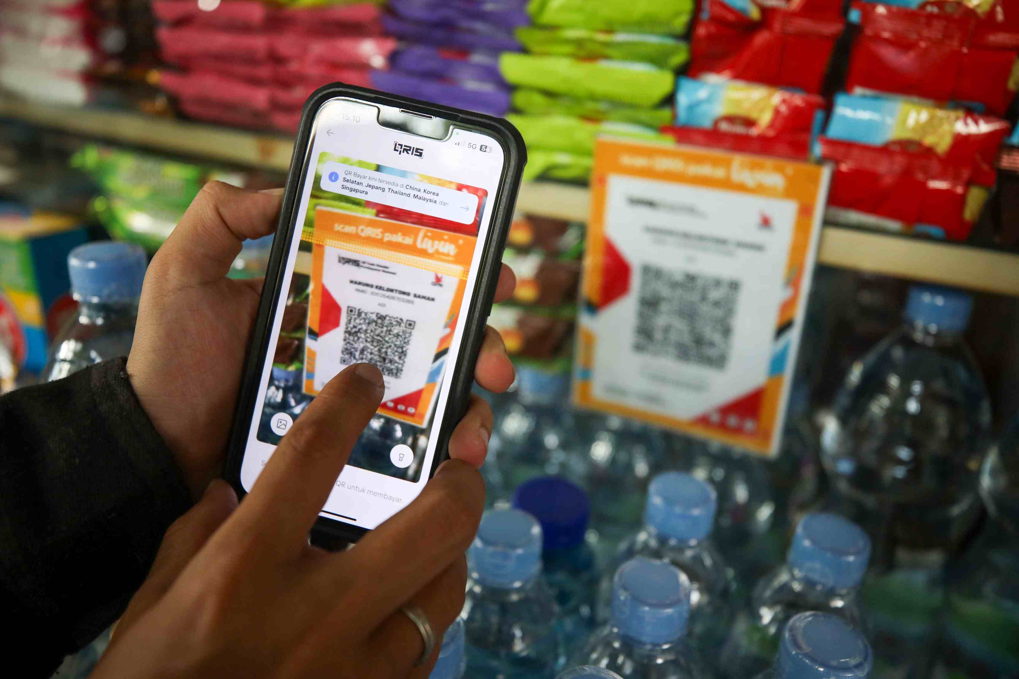 Kala QRIS 'Menyapa' Warung Madura: Digitalisasi Melaju, Literasi Masih Tertatih